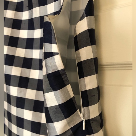 Ralph Lauren.  Navy and white sleeveless, boxy-cut, 100% Silk blouse. - Picture 2 of 3